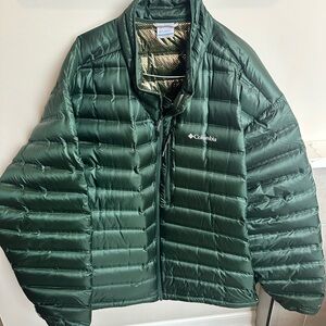 Men’s Columbia Green Puffer Jacket with gold Omni-heat lining. Size 6x.